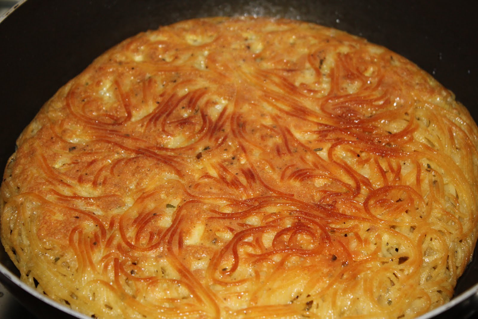 A. Torta di pasta paesana alle verdure (sformato di spaghetti, ortaggi ...