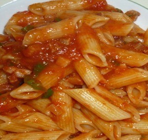 pennete con pomodoro e peperoncino