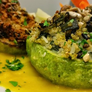 Zucchine Tonde ripiene ai Risi Bio e Quinoa Servite con Ortaggi di Stagione