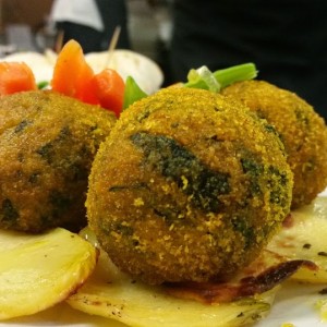 Arancini di Quinoa Biologica Con Cime di Rapa e Petali di Patate Saporite