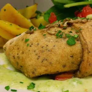 Brioches di Pasta di pane integrale agli ortaggi Servite con Broccoletti Ripassati in Padella