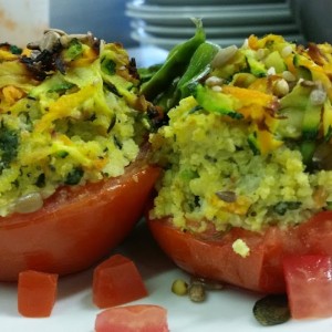 Pomodori Ripieni al Miglio e Ortaggi Gratinati Serviti con Piattoni e Asparagi al Sesamo 1