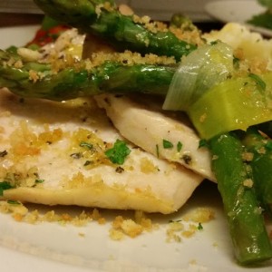 Trancio di Pesce Spada al Forno Con Mazzetto di Asparagi e Fagiolini alla Provenzale