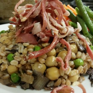 Farro Biologico in Insalata Con Radicchio di Treviso , Ceci e Speck 1