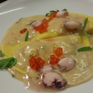 Ravioloni Artigianali alle Patate con Salsa ai Crostacei , Calamaretti Spillo e Caviale di Salmone (2)