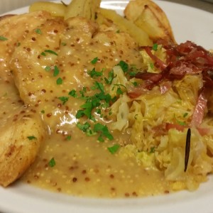 Scaloppe di Pollo alla Senape Antica Servite con Patate , Verze e Speck