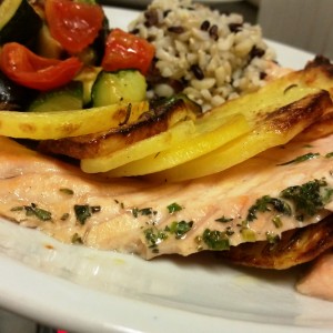 Trancio di Salmone Fresco in Crosta di Patate Servito con Caponata di Verdure e Torretta di Cereali Bio (4)