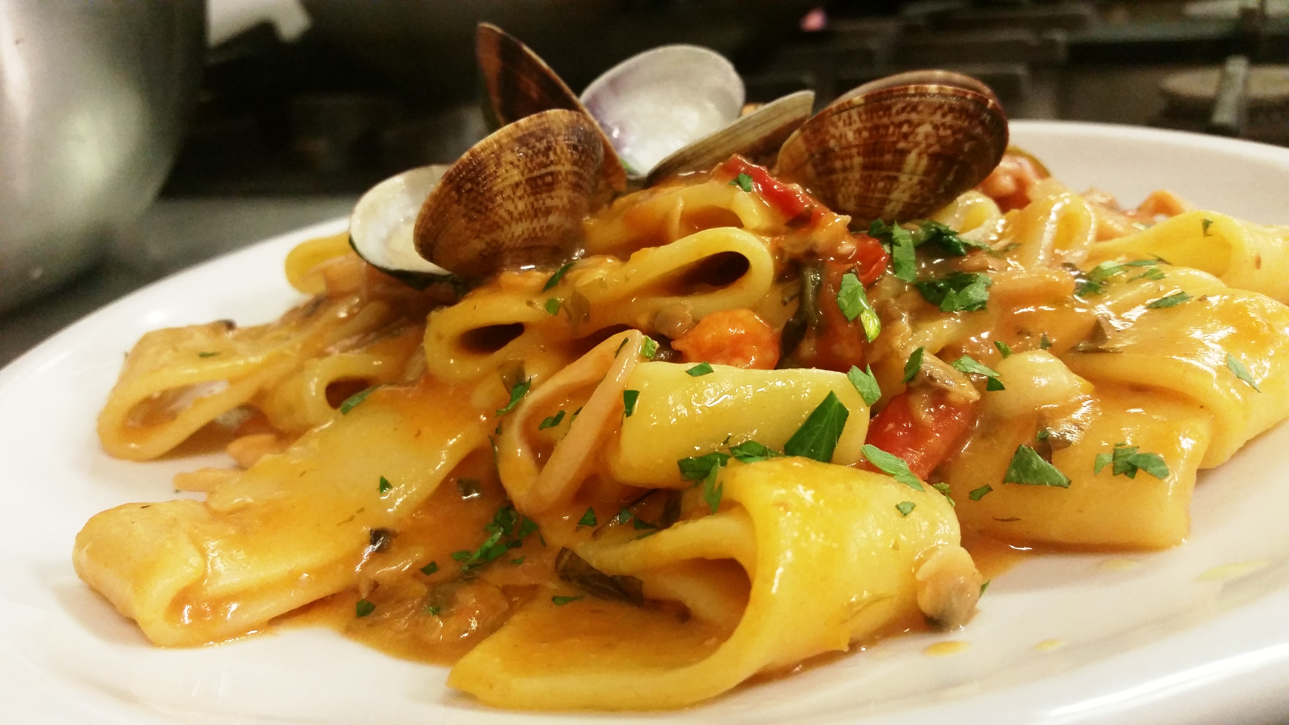 A Calamarata Napoletana Mezzi Paccheri Freschi Ai Frutti Di Mare Con Vongole Veraci Kitchenette