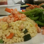 riso-pilaff-con-gamberetti-e-zucchine-servito-con-ortaggi-di-stagione