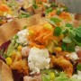 insalata-esotica-in-cialda-croccante-insalata-mista-gamberi-tonno-fresco-avocado-mango-e-straccetti-di-mozzarella-1