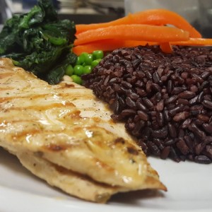 petto-di-pollo-grigliato-con-verdure-di-stagione-con-riso-venere