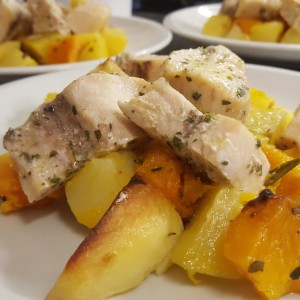 dadolata-di-pesce-spada-alle-erbe-aromatiche-con-patate-e-zucca-1