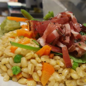 orzo-perlato-da-agr-biologica-con-lamelle-di-speck-del-trentino-e-verdurine-alla-salvia