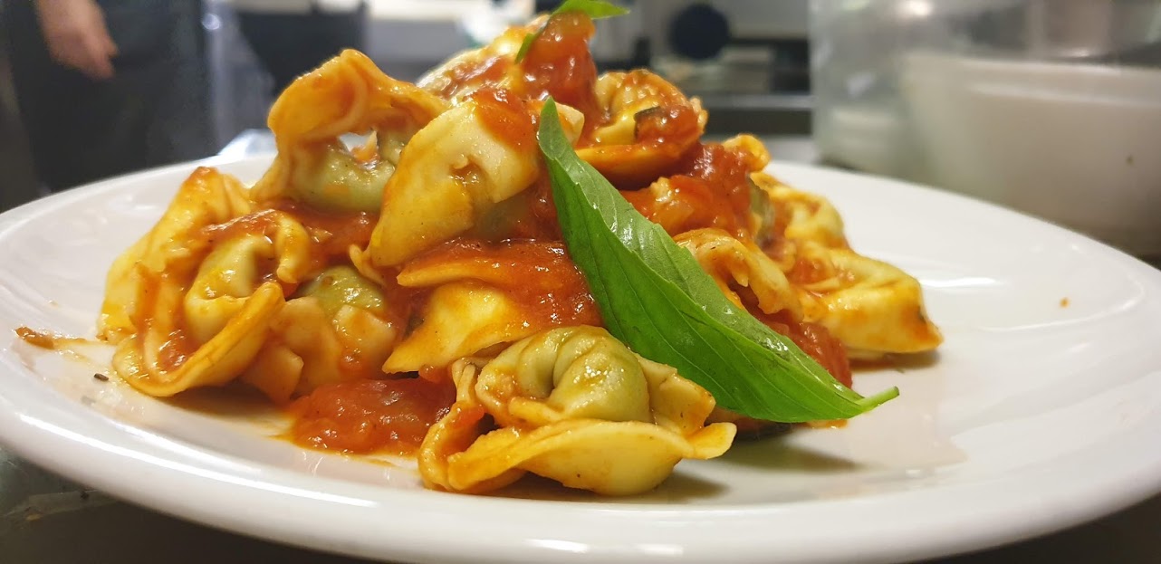 A. Tortellini Ricotta &amp; Spinaci Con Crema di Pomodori datterini al ...